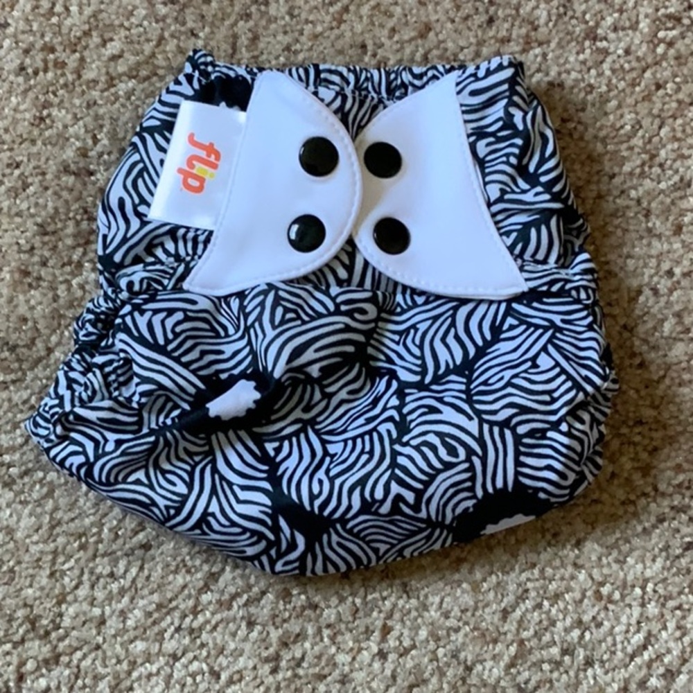Flip one‐size cloth diaper covers